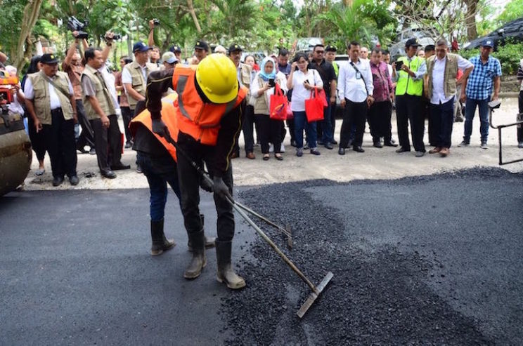 インドネシア、廃プラ混合アスファルト、国道25kmに舗装
