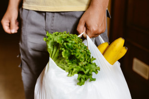 環境省 レジ袋有料化へ 素案提示