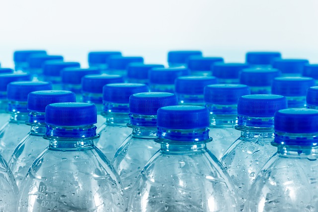 世界初、海洋プラスチックから作られたペットボトル、コカコーラが発表