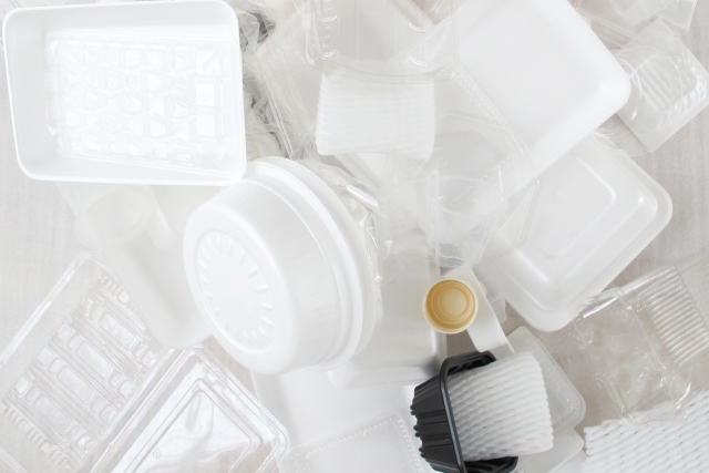 欧州議会本会議、使い捨てプラスチック製品の禁止法案を採択