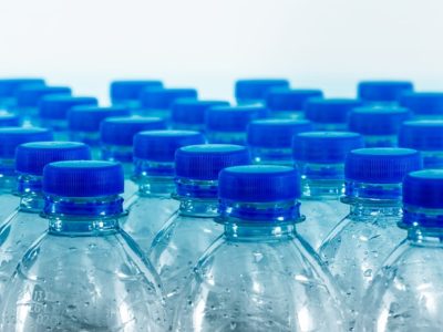 世界初、海洋プラスチックから作られたペットボトル、コカコーラが発表