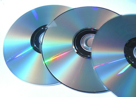 BOOKOFFが廃棄CD・DVDを再生樹脂に活用「CDプラ」
