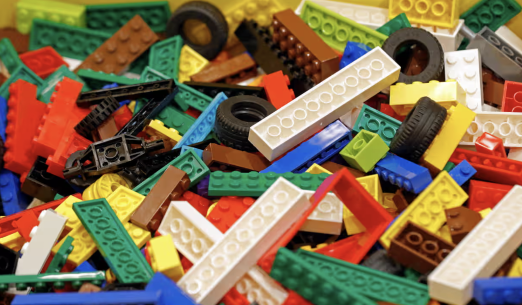 レゴのブロックの約80％は、アクリロニトリルブタジエンスチレン（ABS）と呼ばれる素材を使用しており、これを製造するために1kgのプラスチックを作るのに2kgの石油が必要です。　撮影者　フィリップ・ウォジャゼ